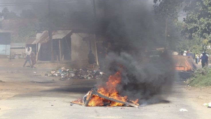 Scontri e roghi a Mbabane