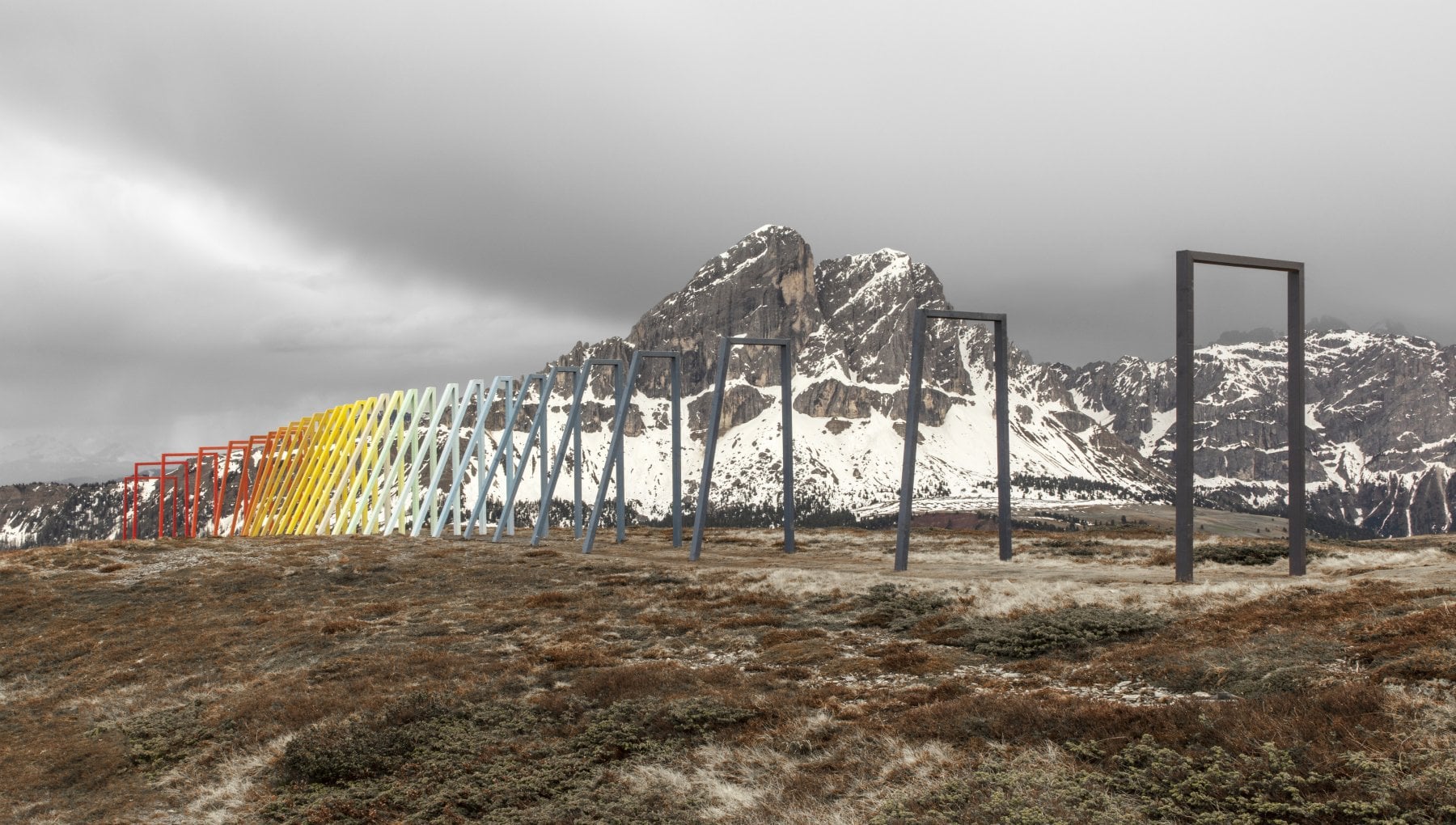 Xinge Zhang &amp; Jiaqi Qiu, &ldquo;Fragile as a Rainbow&rdquo;, 2021, installazione ambientale, location Chi Jus.