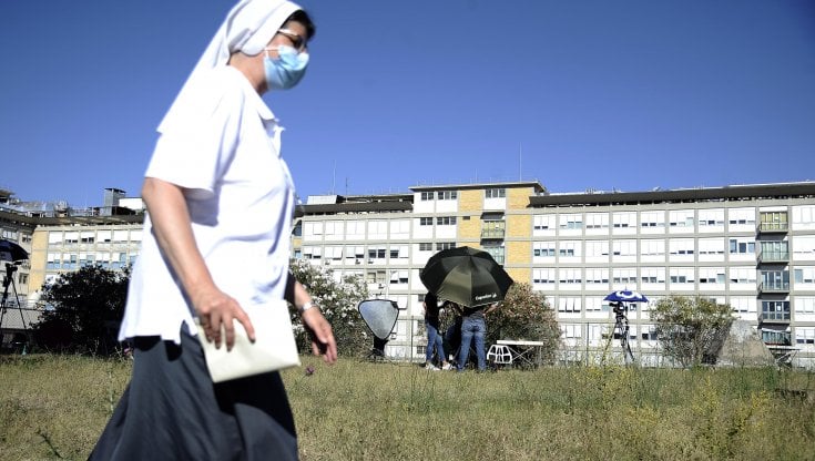 Papa, domenica Angelus dall'ospedale Gemelli