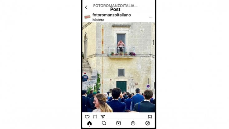 La foto social del professore affacciato al balcone a torso nudo mentre a Matera sfilano i ministri degli Esteri del G20