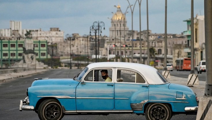 Una vecchia automobile americana per le strade de L'Avana, 12 luglio 2021