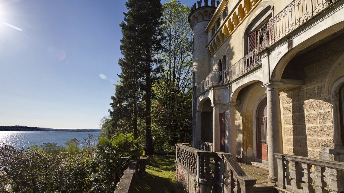 Il complesso immobiliare &egrave; incorniciato da un parco di 12mila mq