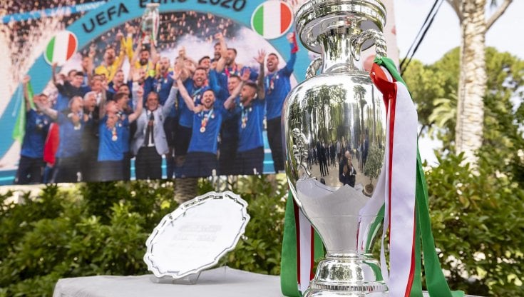 Il trofeo degli Europei 2020 al Quirinale