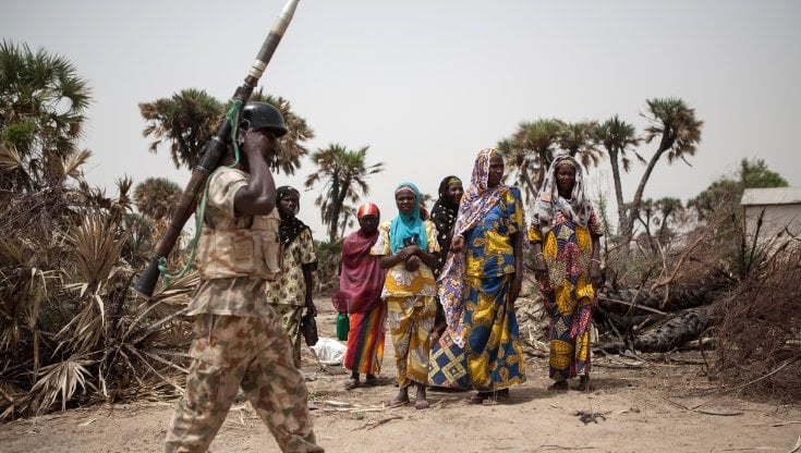 Un soldato nigeriano pattuglia il territorio