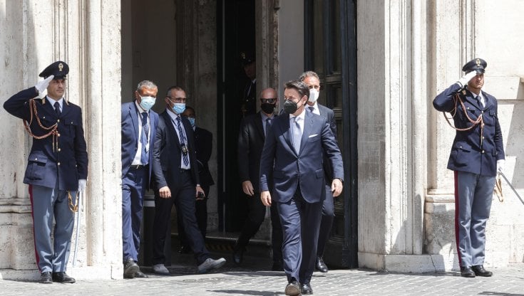Giuseppe Conte all'uscita da Palazzo Chigi
