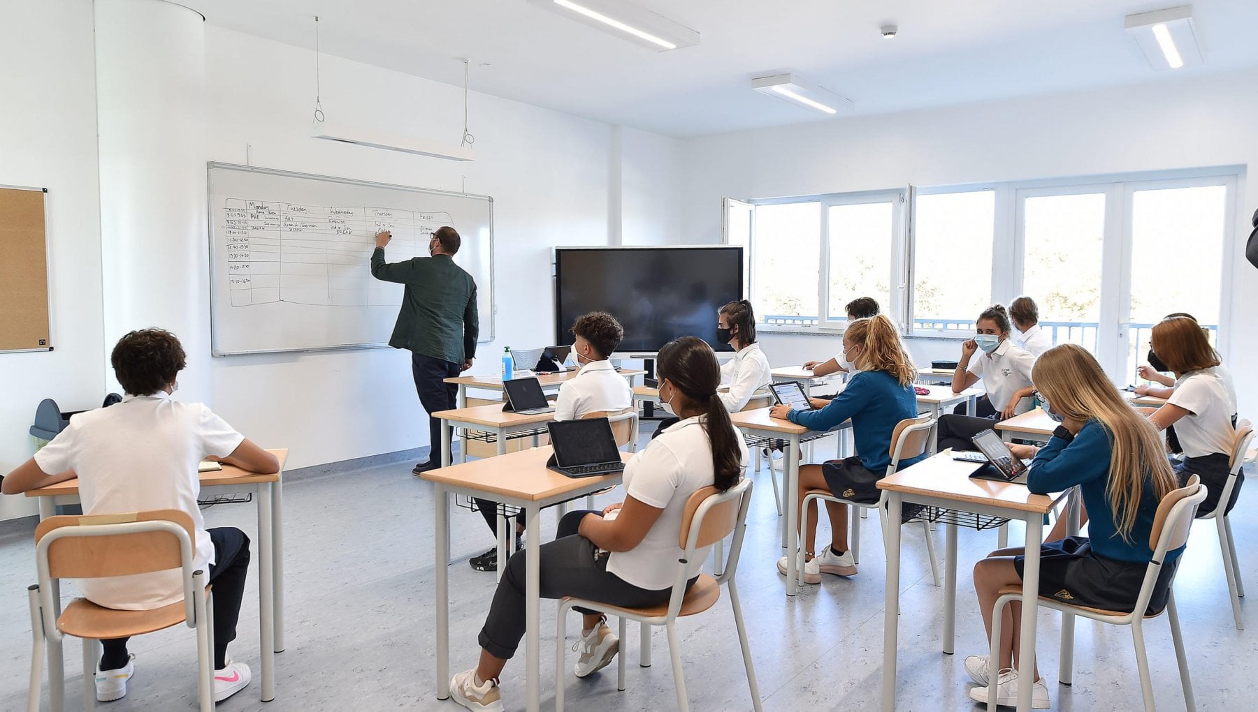 Scuola, il ministero ai presidi: "A settembre riapriamo in presenza