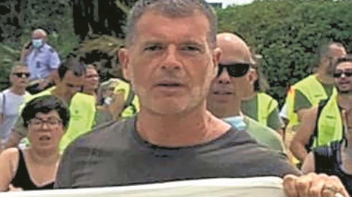 Stefano Massini porta lo striscione alla manifestazione di Gkn