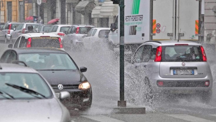 Allerta maltempo in sette regioni: in Sardegna temperature ancora elevate