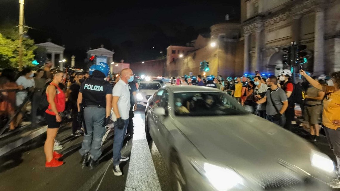 I manifestanti bloccano via del Muro Torto, tensoni con le forze dell'ordine (foto di Vincenzo Tersigni)