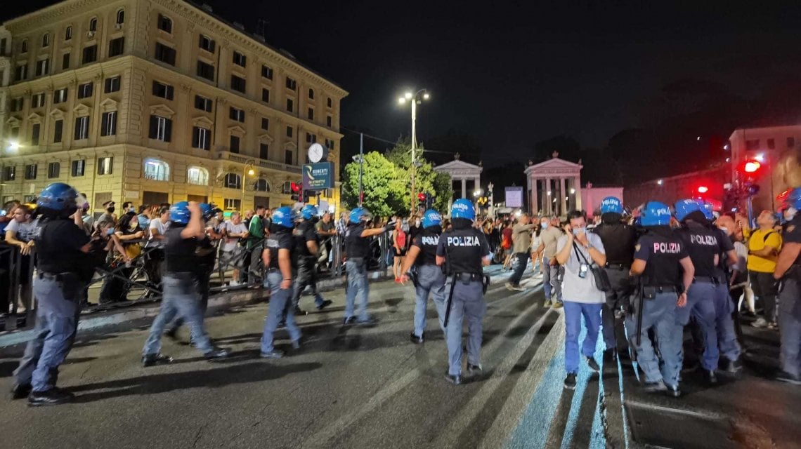 Tensioni tra manifestanti e agenti in piazzale Flaminio (foto di Vincenzo Tersigni)