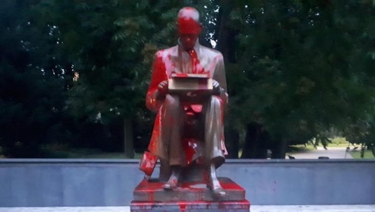 Milano, la statua di Indro Montanelli (1909-2001) imbrattata (Ansa)