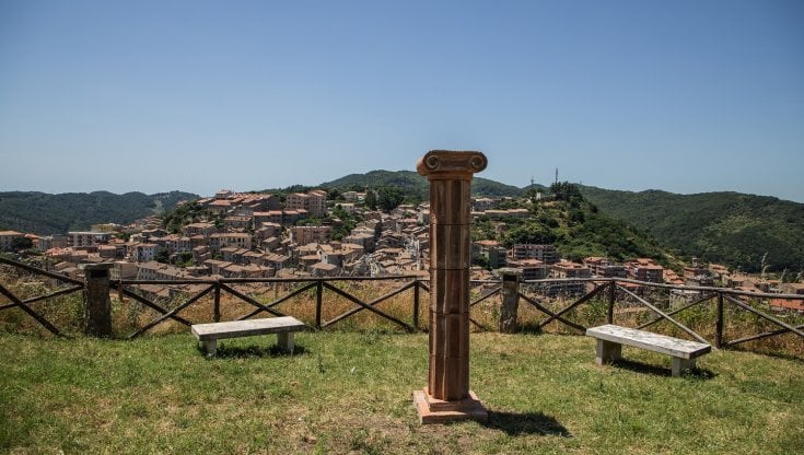 &nbsp;A Tolfa, nel Lazio, la colonna di Zhanna Kadyrova. Per gentile concessione di Fondazione Elpis e Galleria Continua