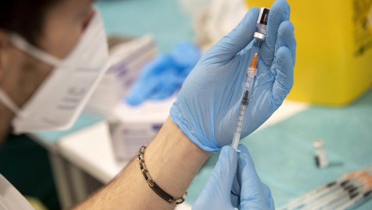 Vaccini, ciclo completo per il 60% degli italiani over 12. Figliuolo: "Traguardo importante"