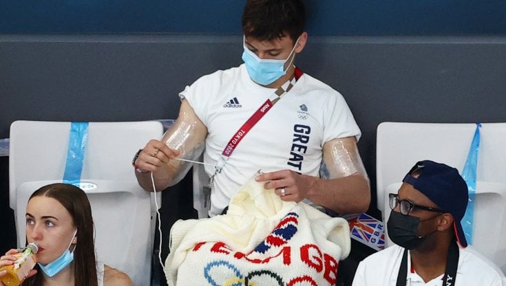 Il tuffatore inglese Tom Daley lavora all'uncinetto sugli spalti del Tokyo Aquatics Centre