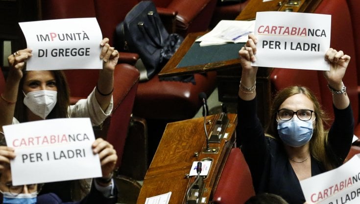 La protesta dei deputati di Alternativa c'&egrave;