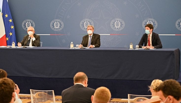 I ministri Speranza, Giovannini e Bianchi al termine del Consiglio dei ministri&nbsp;