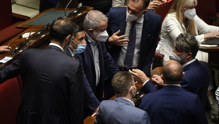 Claudio Borghi alla Camera, al centro di un capanello di deputati leghisti