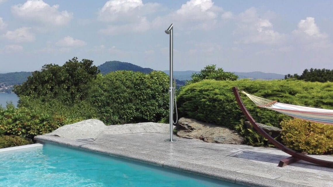 Lilith &egrave; la doccia freestanding di Damast con miscelatore e deviatore incorporati che permettono di scegliere la potenza e la temperatura preferita del getto d&rsquo;acqua