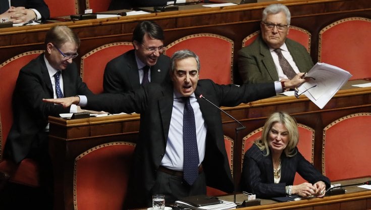 Gasparri su Twitter attacca la Cina: "Diffonde il virus, è la vergogna del mondo"