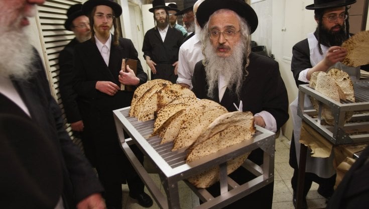 Un anziano ebreo ortodosso a Gerusalemme mostre le azzime della festa di Pesach, la pasqua ebraica
