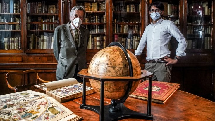 Milano, Libreria antiquaria Mediolanum; nella foto i proprietari della libreria Luca Pozzi&nbsp; e il figlio Giacomo (Marfisi-AGF)
