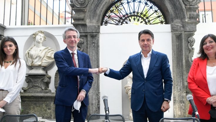 Giuseppe Conte&nbsp; con il candidato sindaco del centrosinistra a Napoli Gaetano Manfredi.