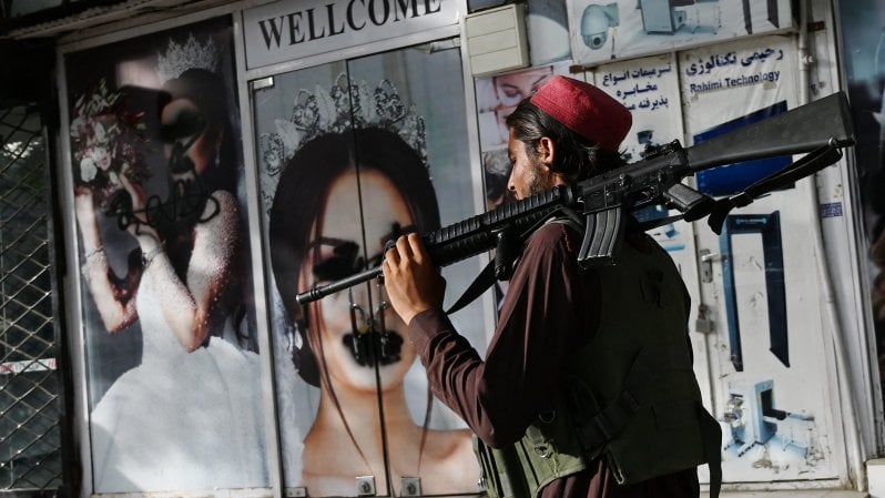 Le donne a Kabul nel diario della giornalista Marjana Sadat. Sparite per due giorni dopo le conquiste di due decenni | <a href="https://puntoitalia.online/dossier/esteri/racconti-afghani/2021/08/18/news/two_day_shutdown_for_two_decades_achievements_afghan_female_journalist_back_on_screen-314454602/" class="Articolo"><strong>English version</strong></a>