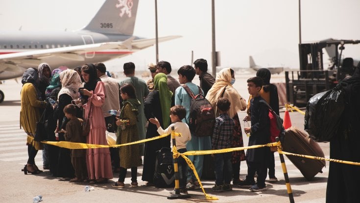 Afghanistan, evacuazione di alcuni cittadini all'aeroporto di Kabul