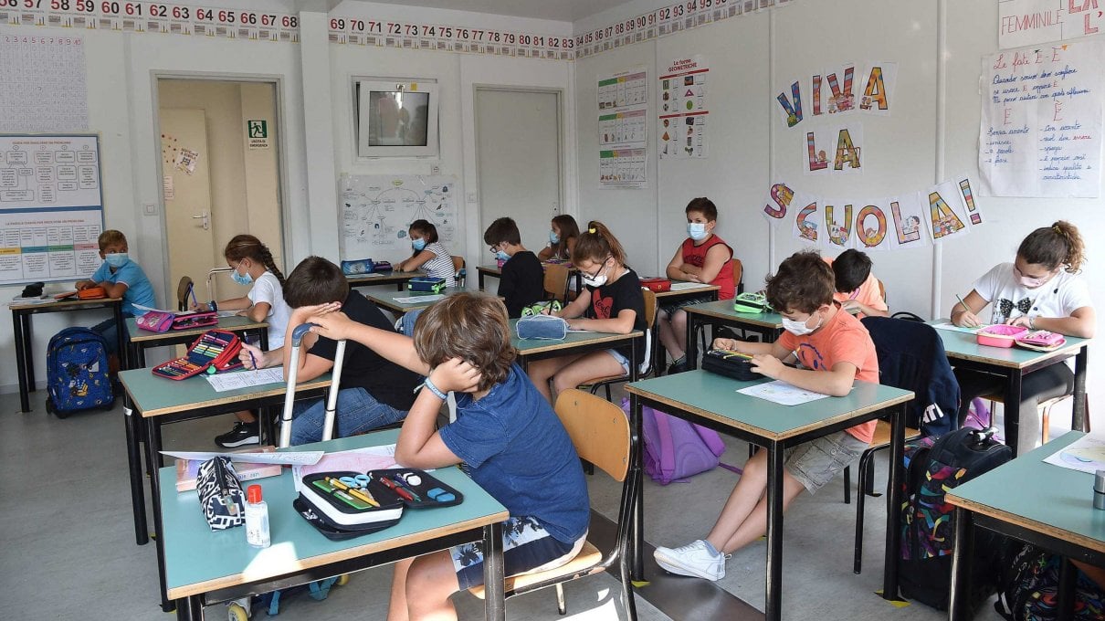 "Distanti un metro | ma solo se si può" E a scuola torna il compagno di banco - Vimarsana News