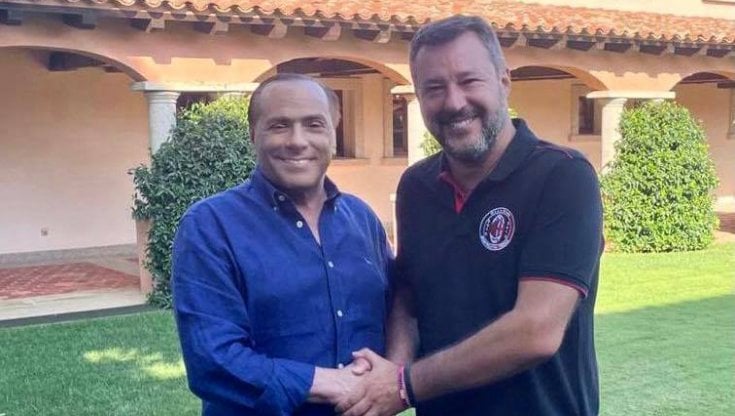 La foto con Berlusconi postata da Salvini sul suo profilo Facebook dopo l'incontro a Villa Certosa. Lo scatto, per&ograve;, non convince gli utenti che avanzano il sospetto di un fotoritocco