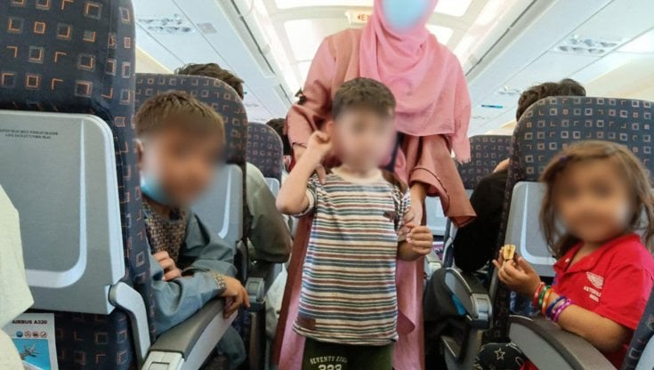 Bambini afghani in arrivo a Fiumicino