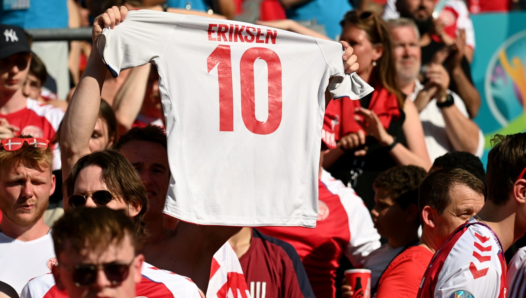L Uefa Premia Kjaer E I Medici Danesi Che Salvarono La Vita A Eriksen 