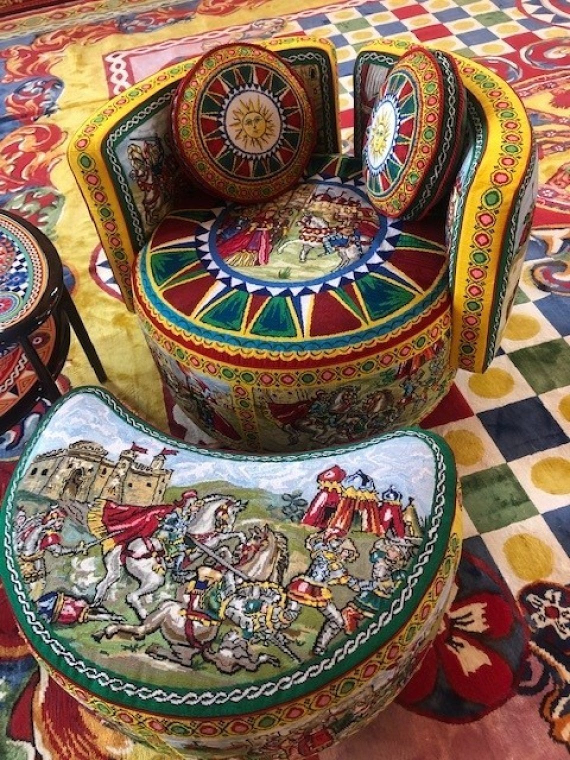Una poltrona di Dolce&amp;Gabbana, serie Carretto, con rivestimento realizzato a punto croce