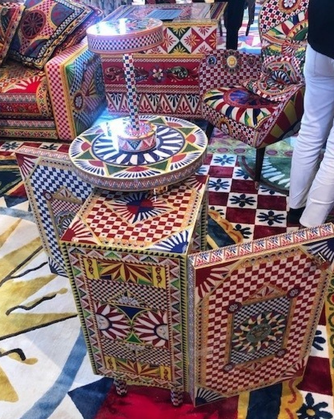 Un mobile con apertura su entrambi i lati, sormontato da una lampada senza fili, un altro esempio della prima collezione per la casa di Dolce&amp;Gabbana
