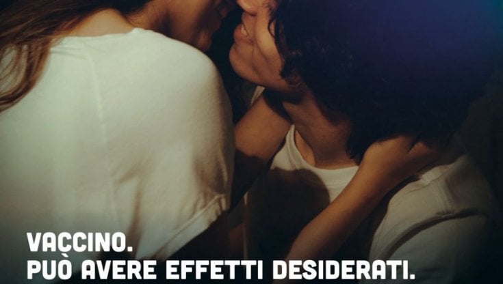 Uno dei manifesti appesi dalla Regione Lazio per convincere i No Vax a vaccinarsi contro il Covid