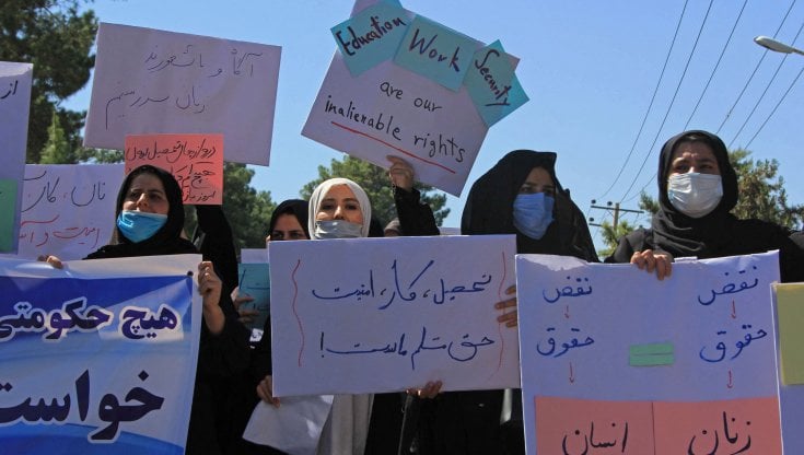 Alcune donne manifestano a Herat, in Afghanistan