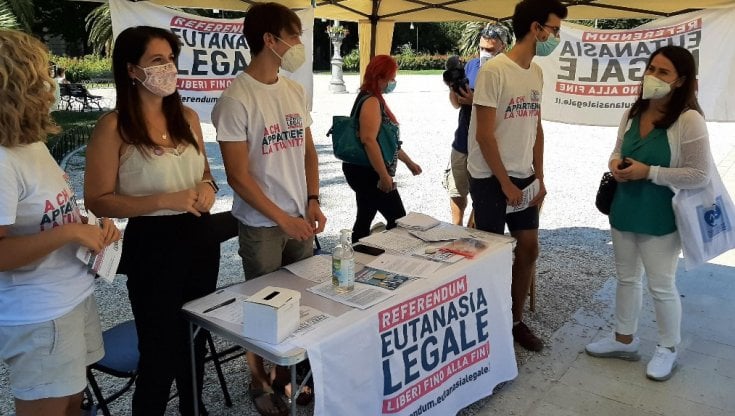 Un banco per la raccolta firme per il referendum sull'eutanasia legale&nbsp;