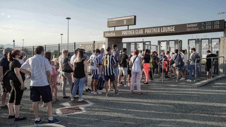 L'ingresso dei tifosi all'Allianz Stadium di Torino