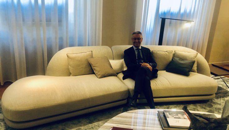 Giovanni Del Vecchio sul nuovo divano Vesper di Roberto Lazzeroni per Giorgetti