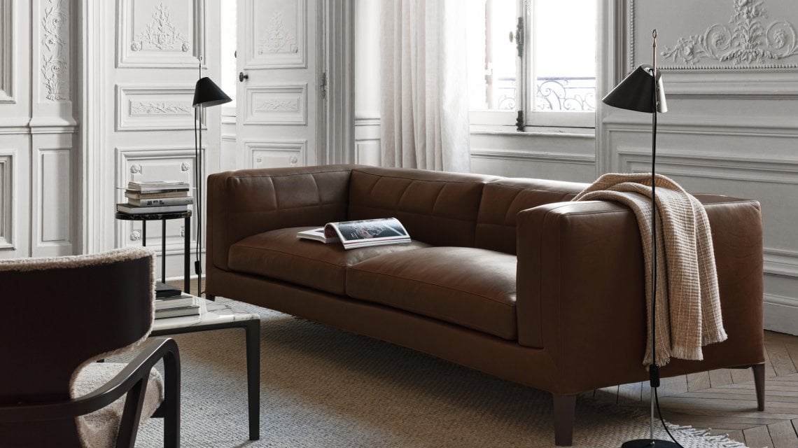 Divano della famiglia Dives Soft di Maxalto: tutte le versioni, modulari, disponibili in tessuto e pelle, hanno imbottiture morbide e genorose