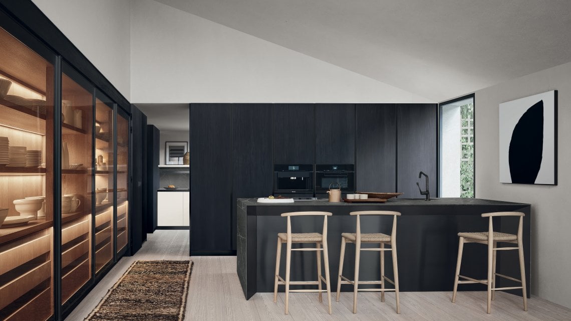 Linee pulite e assenza delle maniglie. &Egrave; Thea,&nbsp;&nbsp;la nuova cucina&nbsp;Arclinea&nbsp;disegnata e coordinata da Antonio Citterio, perfetta per essere declinata nella versione Show e Wet Kitchen&nbsp;