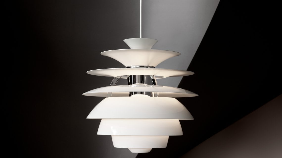 La lampada PH Snowball di Louis Poulsen, disegnata nel 1958 da Paul Henningsen, &egrave; stata rilanciata nel 1983 e da allora &egrave; un successo