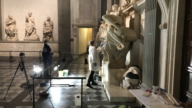 "Ripuliamo Michelangelo, ma il lavoro sporco lo facciamo fare ai batteri"