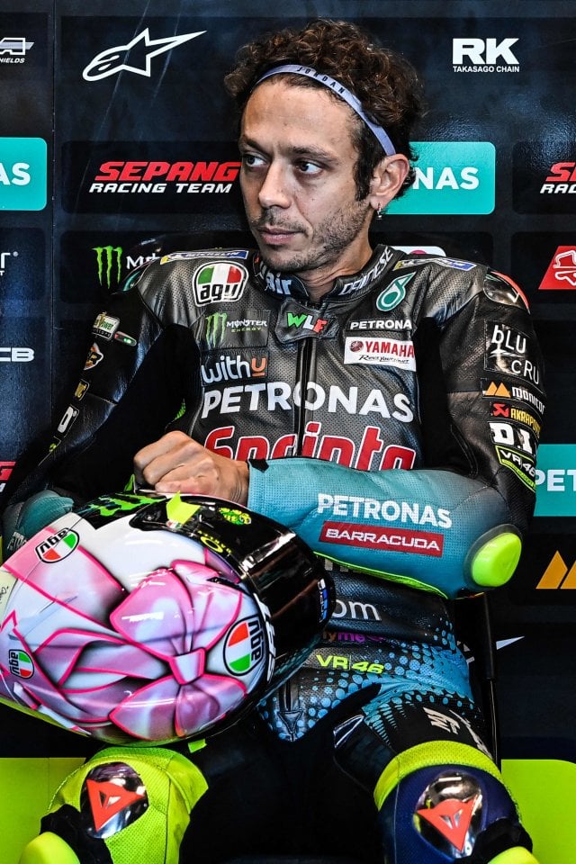 Valentino Rossi, fiocco rosa sul casco: dedica a bambina in arrivo - la  Repubblica