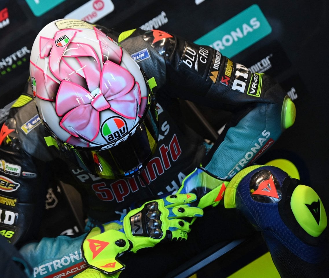 Valentino Rossi, fiocco rosa sul casco: dedica a bambina in arrivo - la  Repubblica