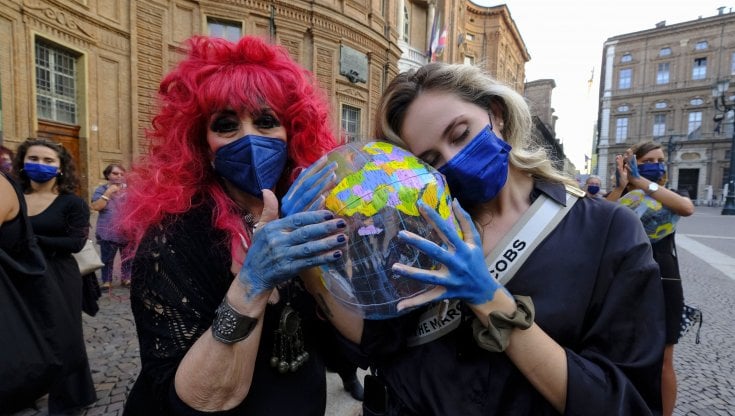 A Torino flash mob di preparazione alla manifestazione nazionale delle donne "La rivoluzione della cura"che si terr&agrave; a Roma sabato 25 settembre