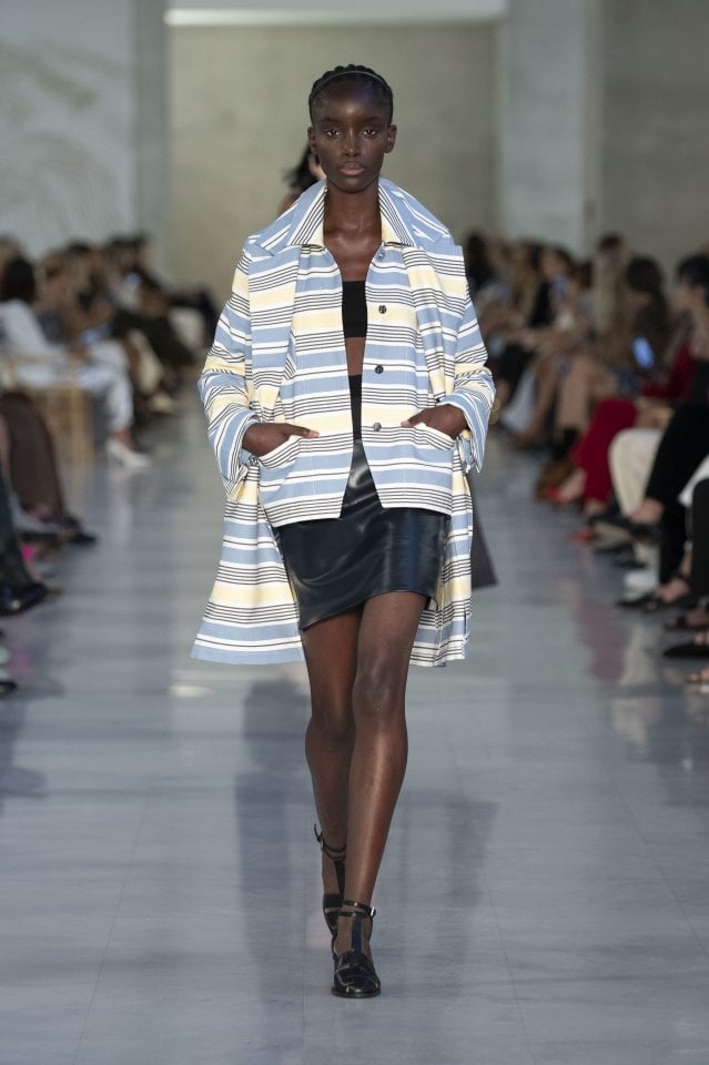 La sfilata di Max Mara per la collezione SS22: una ribellione elegante  ispirata al romanzo \
