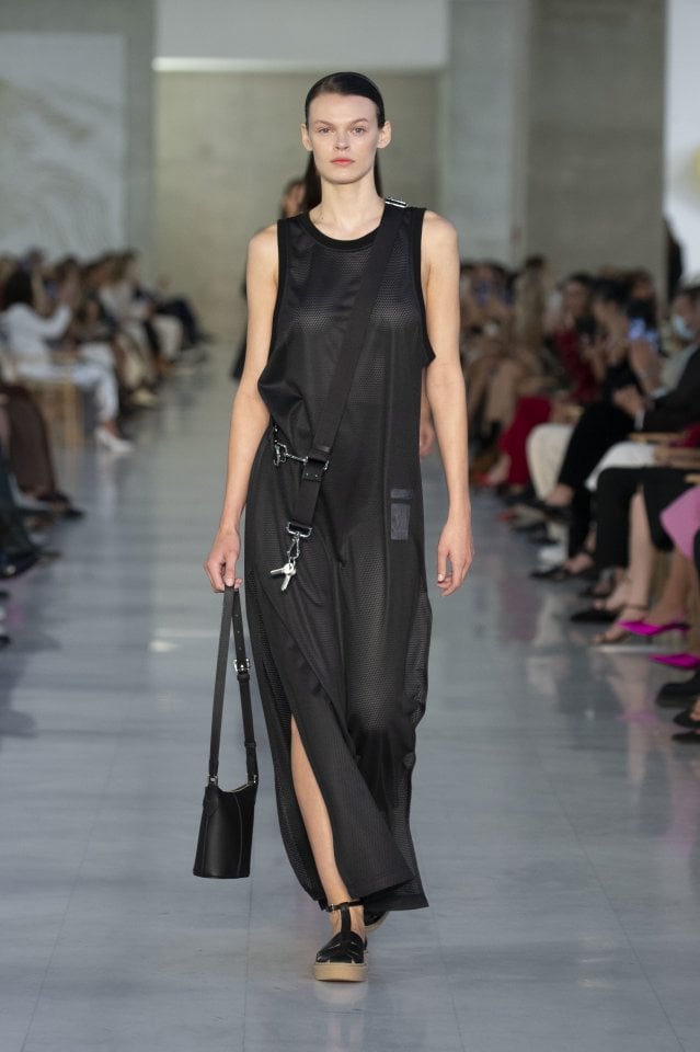 La sfilata di Max Mara per la collezione SS22: una ribellione elegante  ispirata al romanzo \