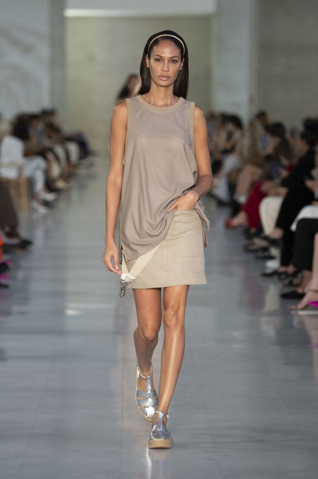 La sfilata di Max Mara per la collezione SS22: una ribellione elegante  ispirata al romanzo \