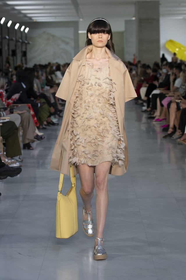 La sfilata di Max Mara per la collezione SS22: una ribellione elegante  ispirata al romanzo \